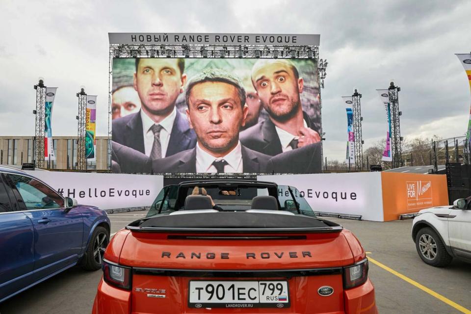 Презентация Range Rover Evoque в формате автокинотеатра